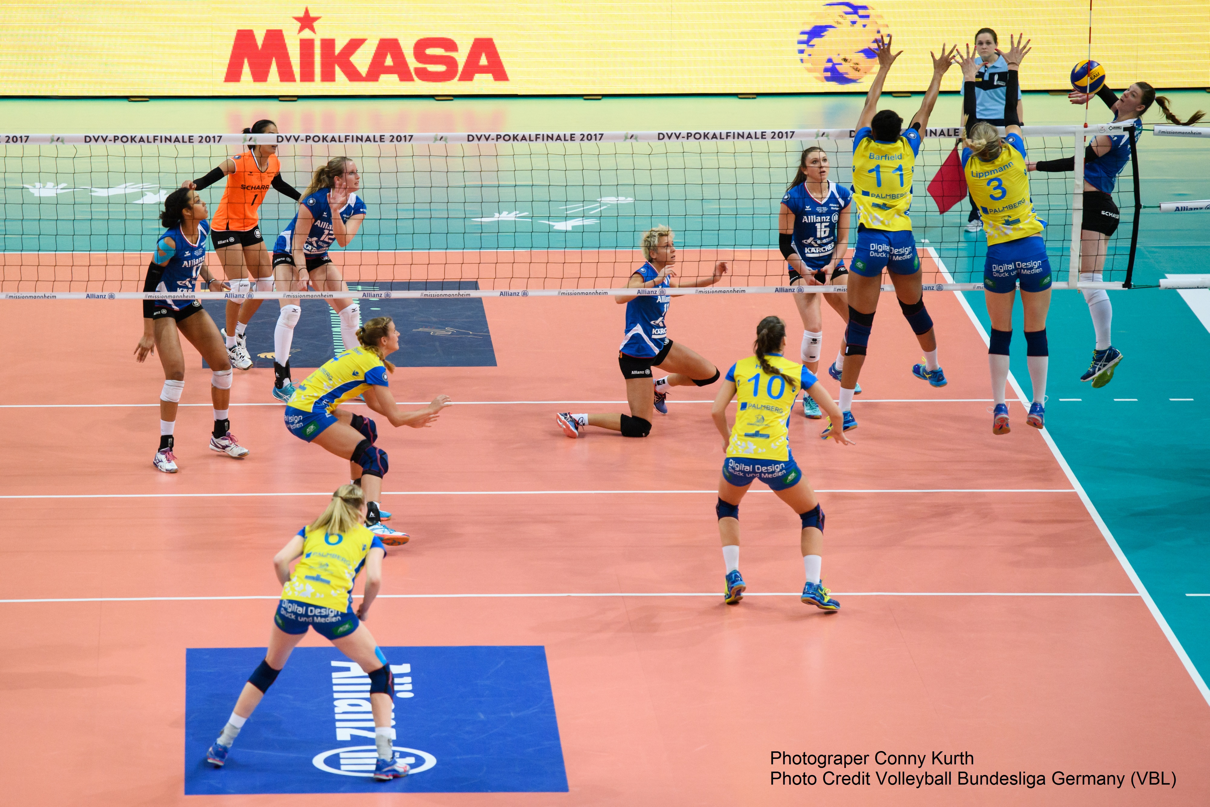 29.01.2017, SAP Arena, Mannheim Volleyball, DVV-Pokal Finale, Schweriner SC vs. Allianz MTV Stuttgart Angriff Renata Sandor (#7 Stuttgart) - Block / Doppelblock Lauren Barfield (#11 Schwerin), Louisa Lippmann (#3 Schwerin) Foto: Conny Kurth / www.kurth-media.de