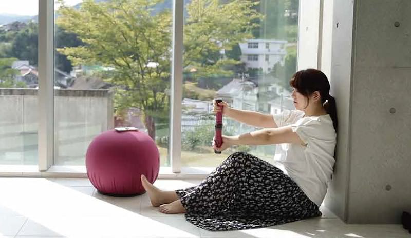 座ってトレーニングしているイメージ