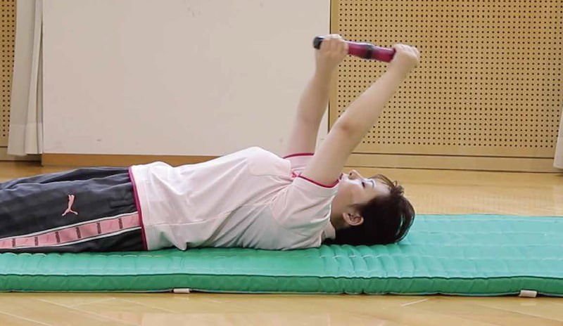 寝たままトレーニングしているイメージ