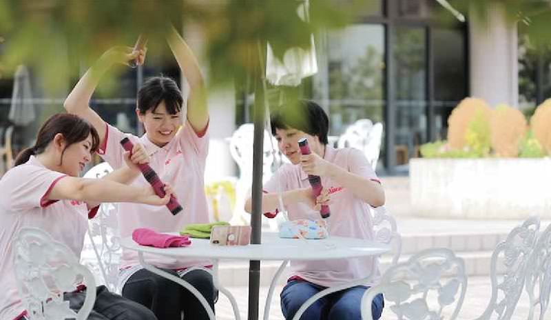 屋外での体操のイメージ