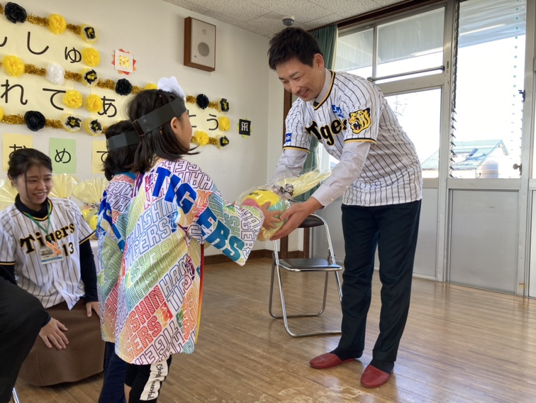阪神タイガースの岩崎優選手に寄贈用のボールをご購入いただき